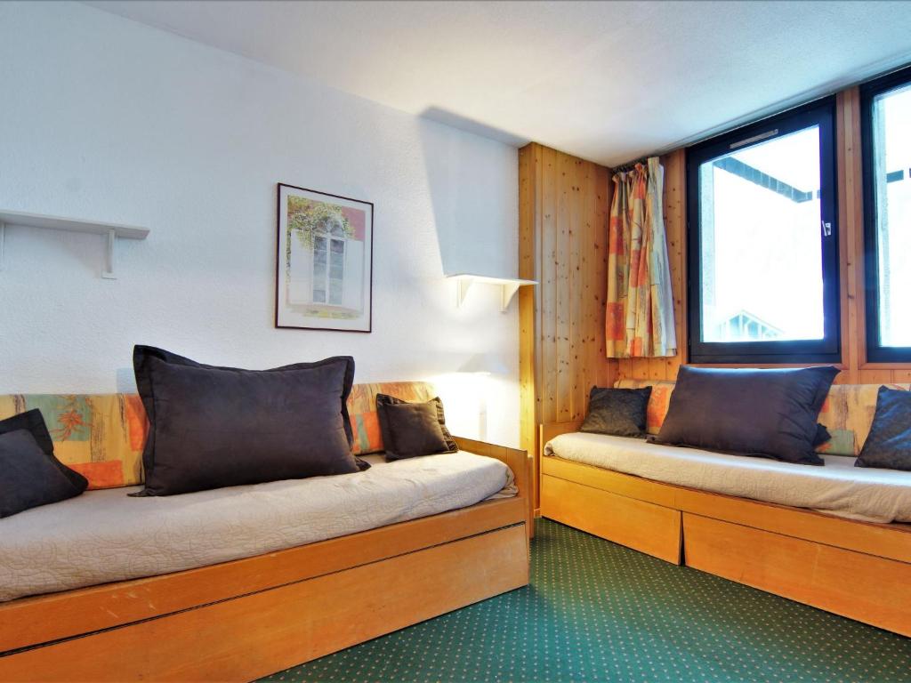 2 camas en una habitación con 2 ventanas en Apartment Le Grépon-1 by Interhome, en Chamonix-Mont-Blanc