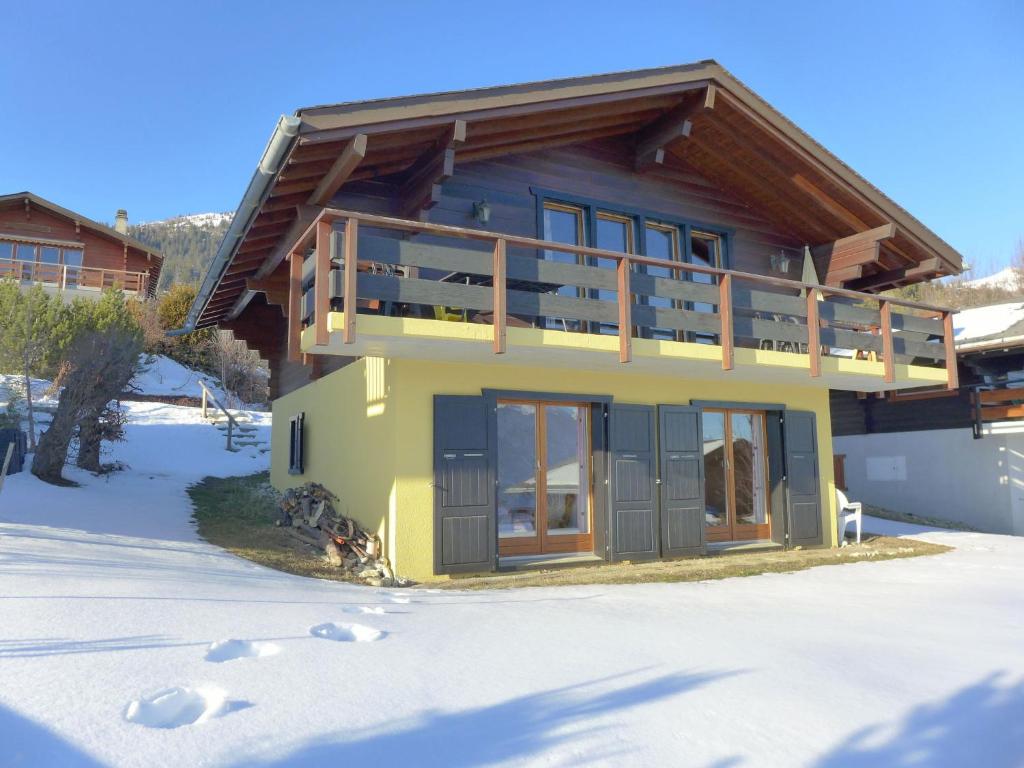 ein Haus im Schnee mit Balkon in der Unterkunft Chalet Moulinettes N- 8 by Interhome in Bluche