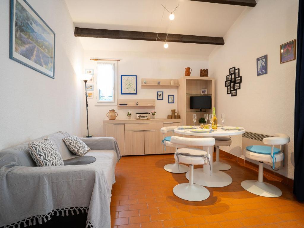 un salon avec un canapé et une table dans l'établissement Holiday Home Les Maisons de la Plage-4 by Interhome, au Grau-du-Roi