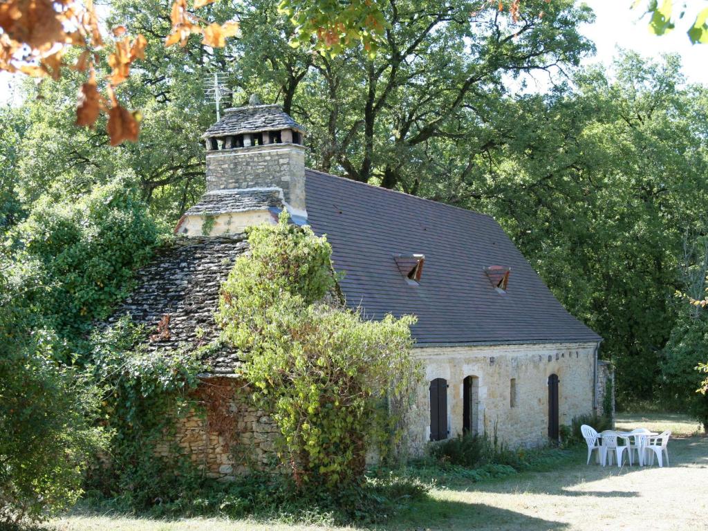 JayacにあるHoliday Home Le Petit Gîte - JAY100 by Interhomeの黒屋根の古いレンガ造り