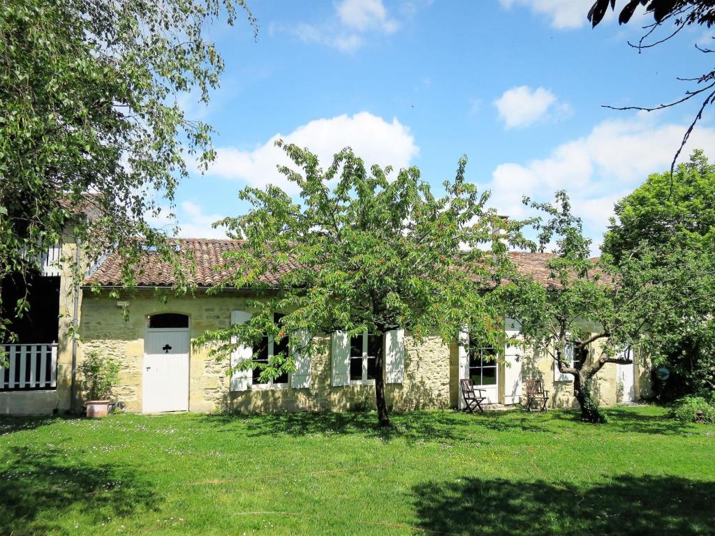 uma antiga casa de pedra com um quintal em Holiday Home La Vertheuillaise - VHL100 by Interhome em Vertheuil-en-Médoc