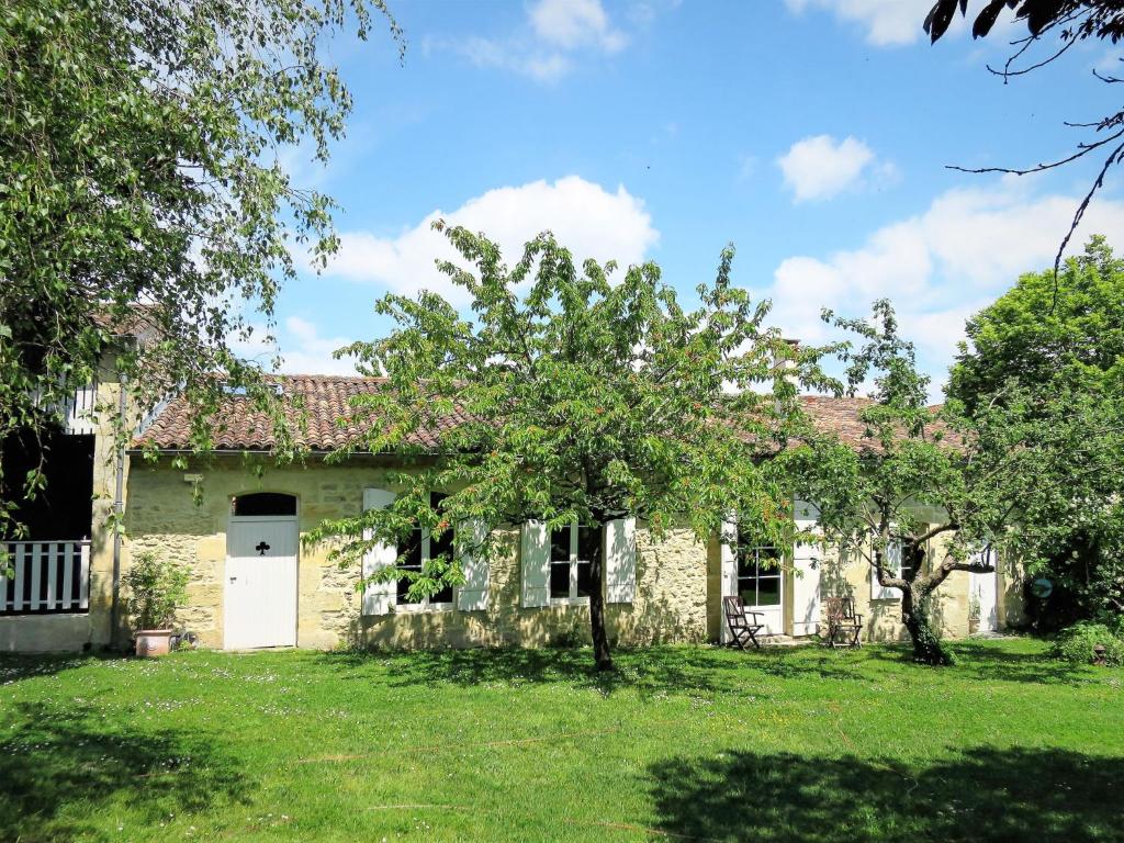 une ancienne maison en pierre avec une cour dans l'établissement Holiday Home La Vertheuillaise by Interhome, à Vertheuil-en-Médoc
