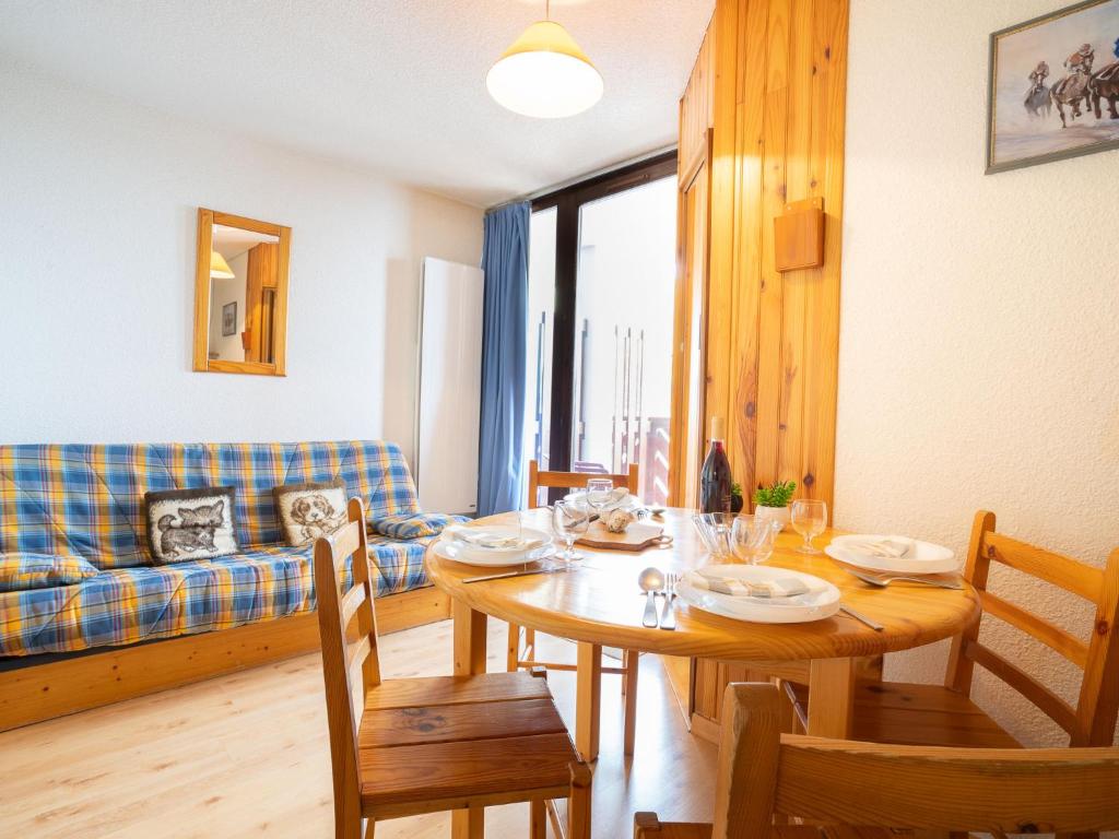 - un salon avec une table et un canapé dans l'établissement Apartment Les Mousquetons-20 by Interhome, à La Toussuire