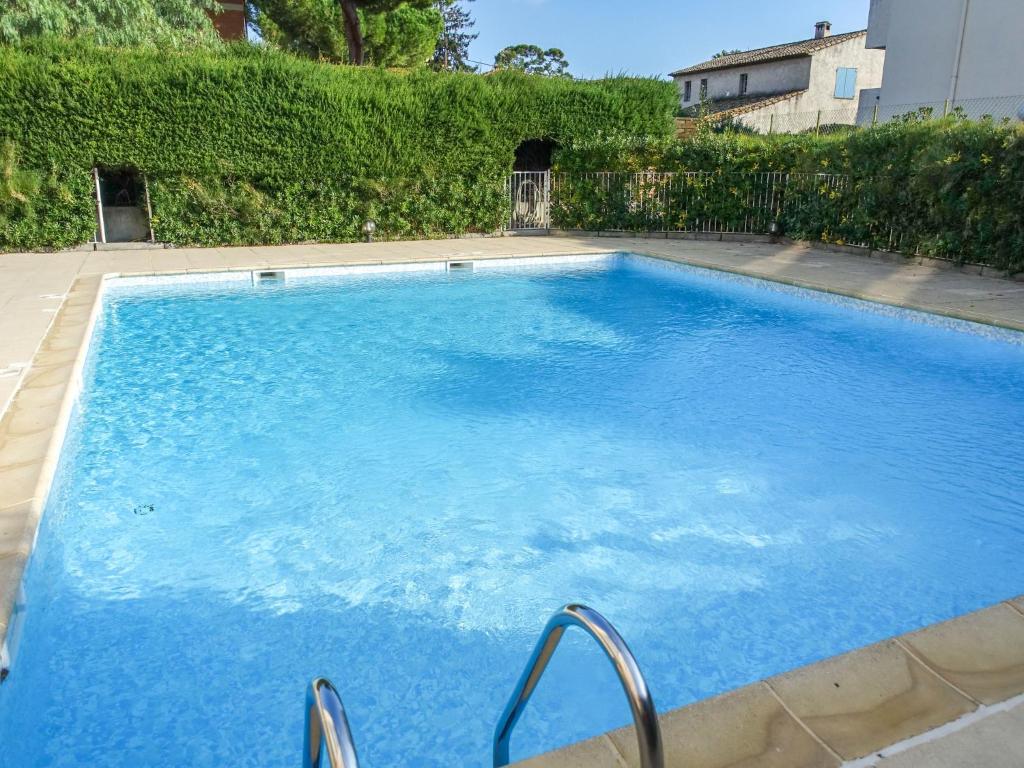 een groot blauw zwembad in een tuin bij Apartment Felicita by Interhome in Cros-de-Cagnes