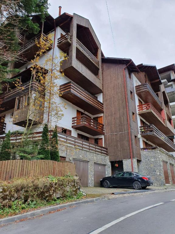 a black car parked in front of a building at Mikerynos 1 in Sinaia