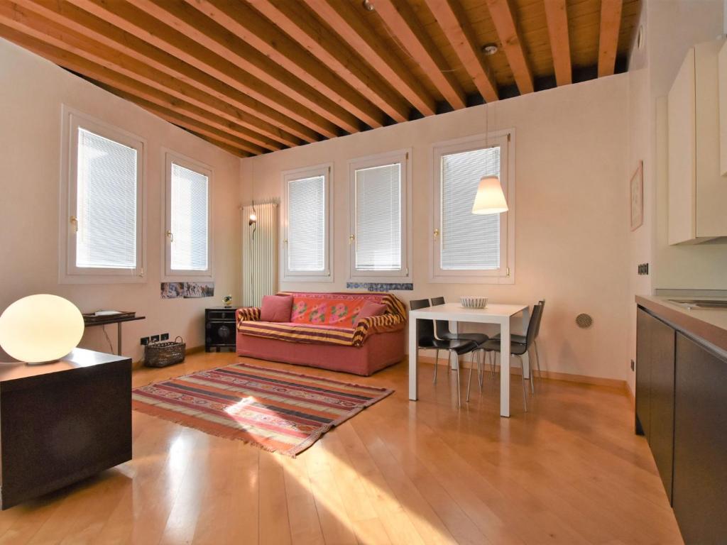 un soggiorno con divano e tavolo di Apartment Iris by Interhome a Venezia