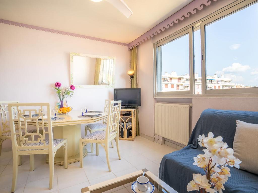 - un salon avec une table et un bureau dans l'établissement Apartment Plein Soleil by Interhome, à Nice