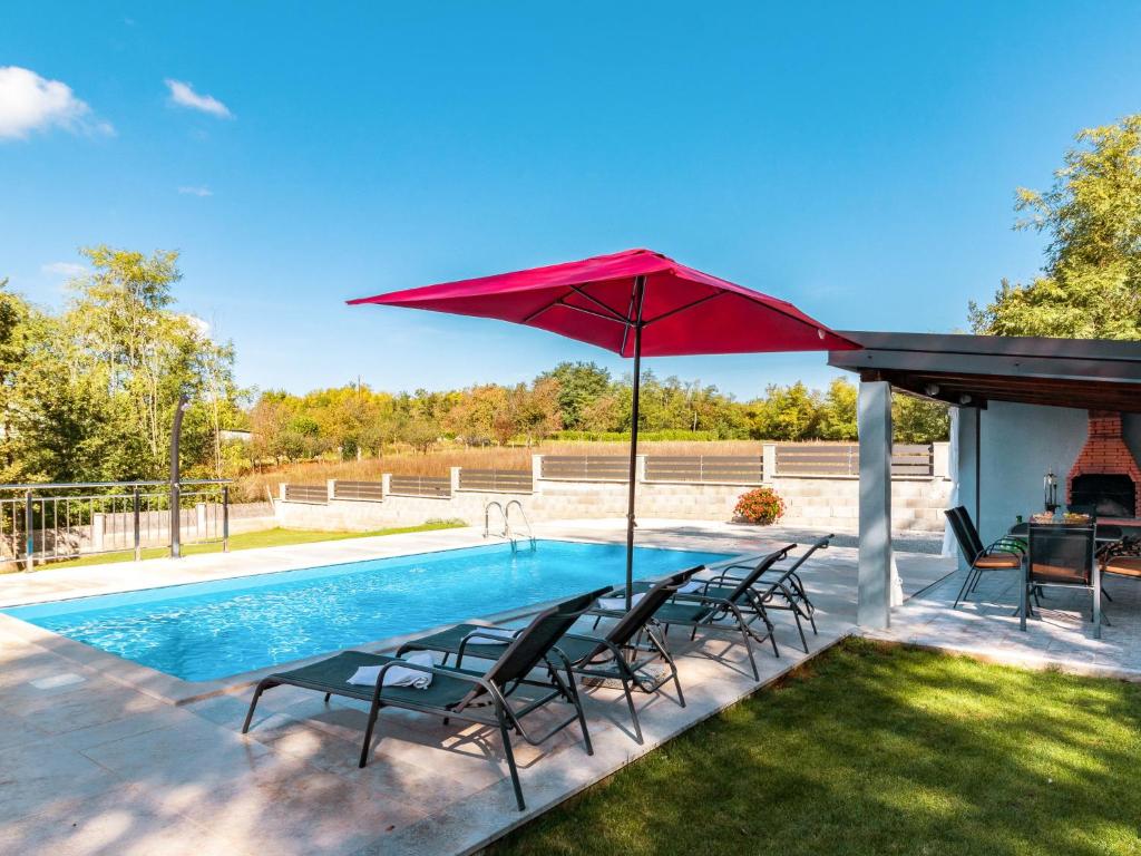 Bazén v ubytování Holiday Home Villa Laura by Interhome nebo v jeho okolí