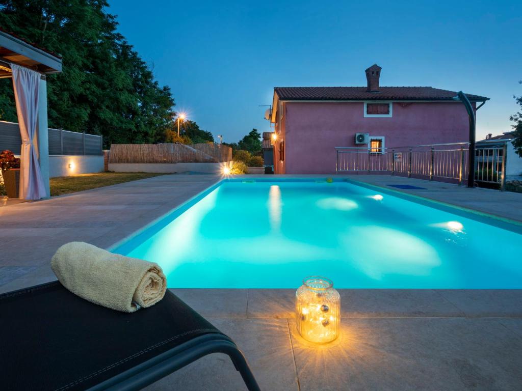 Bazén v ubytování Holiday Home Villa Laura by Interhome nebo v jeho okolí