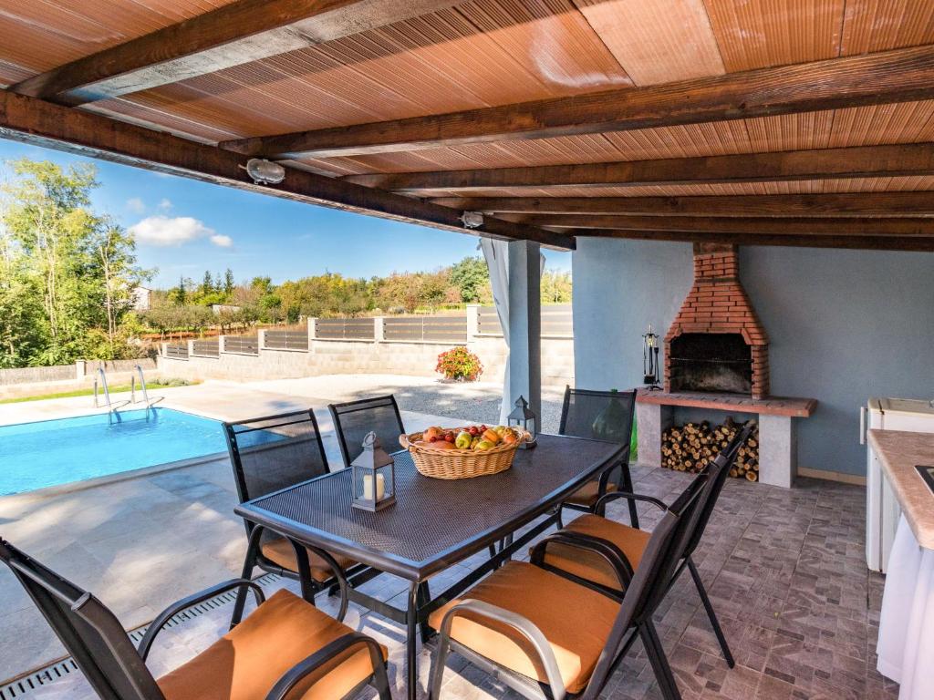 Bazén v ubytování Holiday Home Villa Laura by Interhome nebo v jeho okolí