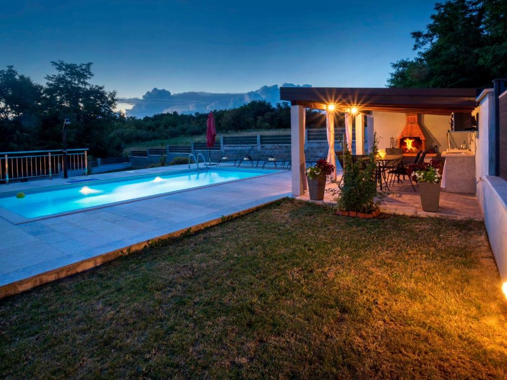 Bazén v ubytování Holiday Home Villa Laura by Interhome nebo v jeho okolí