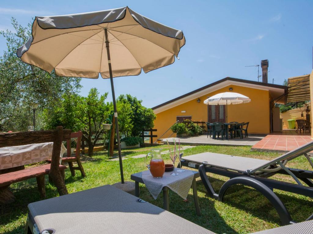 Corsanico-BargecchiaにあるHoliday Home Le Bozzelle by Interhomeのパティオ(テーブル、傘付)