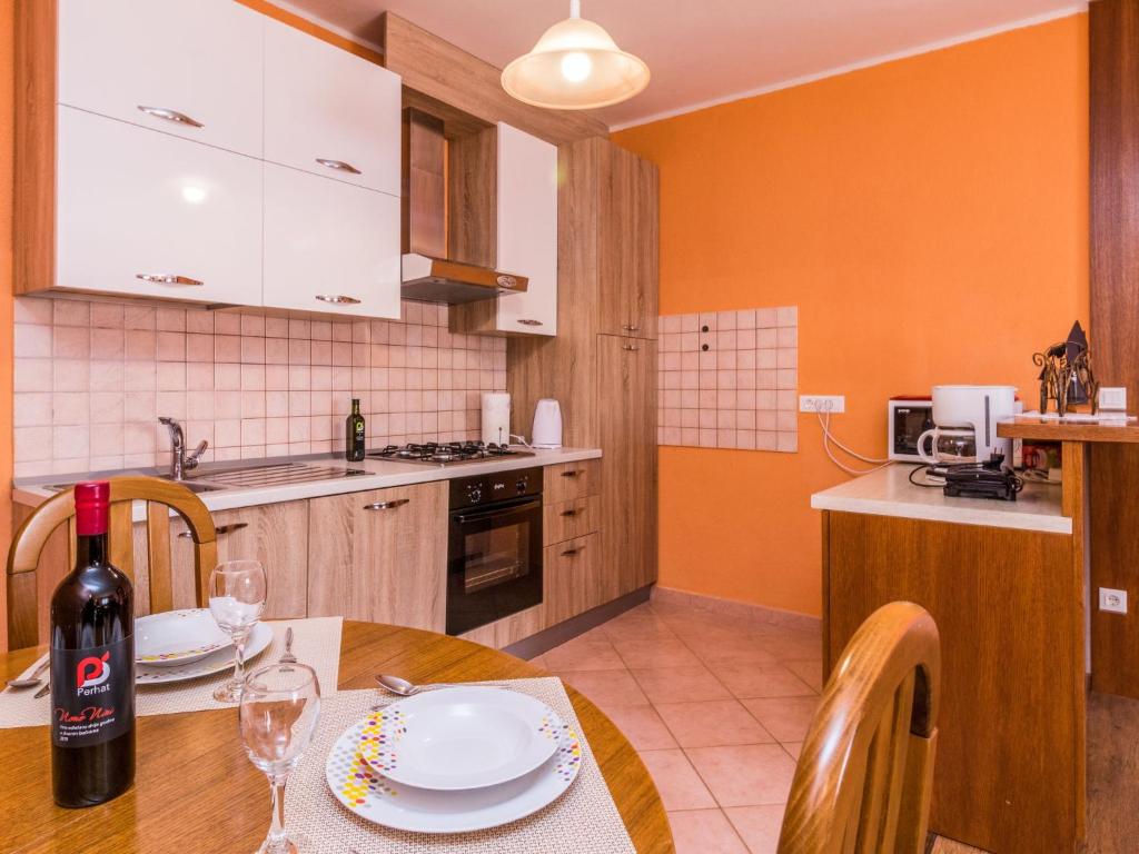 Kuchyň nebo kuchyňský kout v ubytování Holiday Home Villa Laura by Interhome