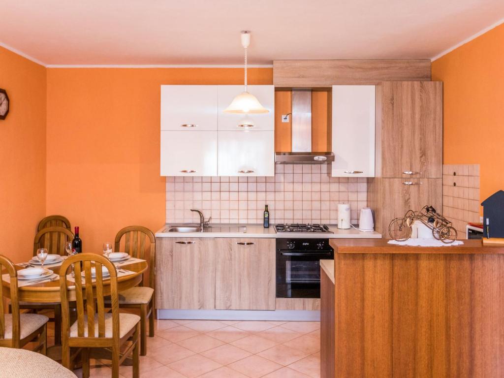 Kuchyň nebo kuchyňský kout v ubytování Holiday Home Villa Laura by Interhome