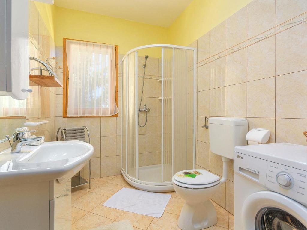 Koupelna v ubytování Holiday Home Villa Laura by Interhome