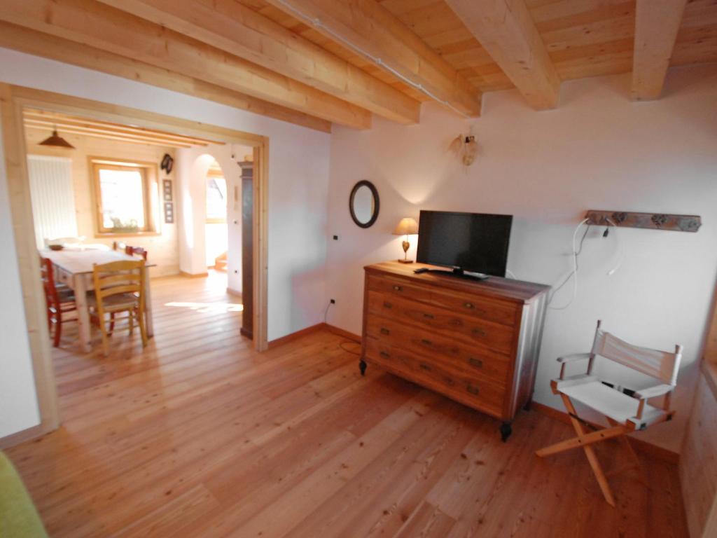 TV a/nebo společenská místnost v ubytování Apartment Albergo Diffuso - Cjasa Ustin-1 by Interhome