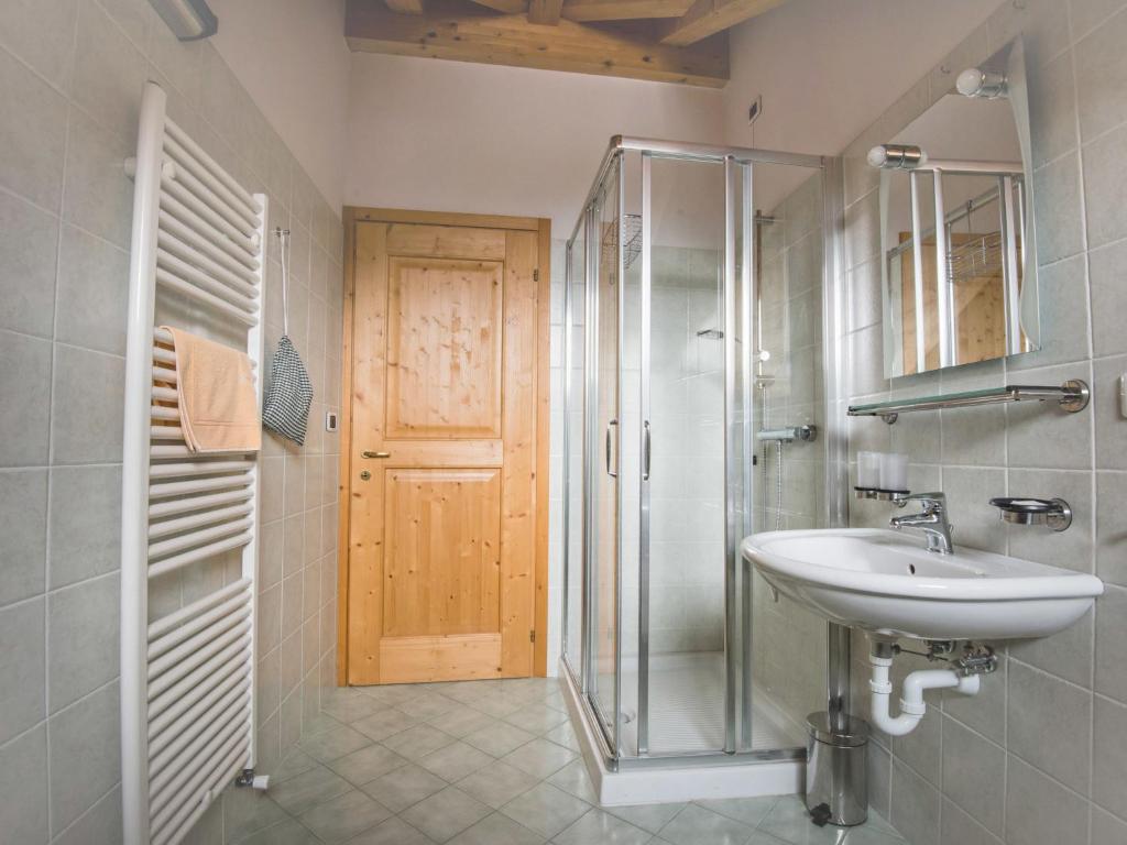 Koupelna v ubytování Apartment Albergo Diffuso - Cjasa Ustin-1 by Interhome