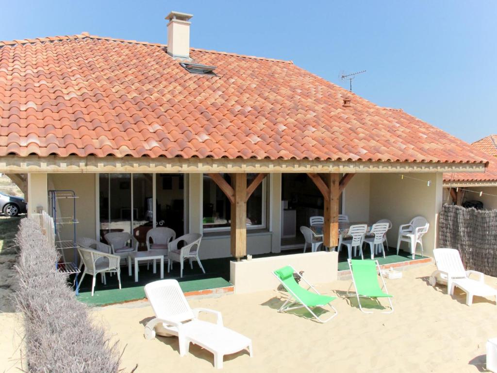 a house with chairs and a roof at Holiday Home La Chapelle - CON100 by Interhome in Contis-les-Bains