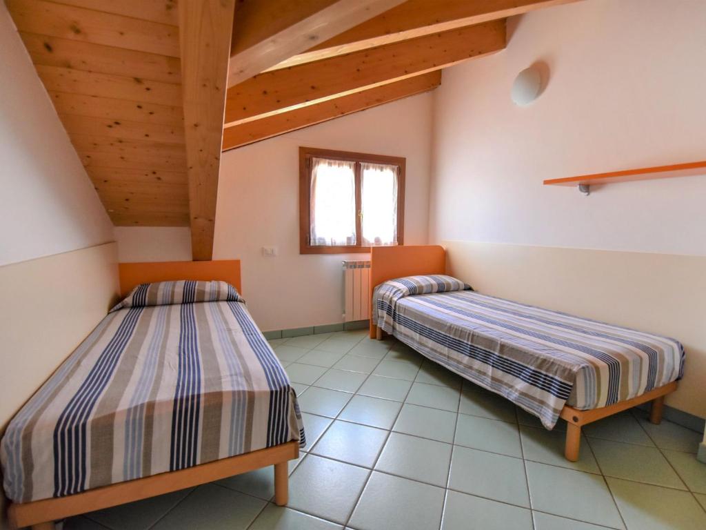 A bed or beds in a room at Apartment Solmare-7 by Interhome