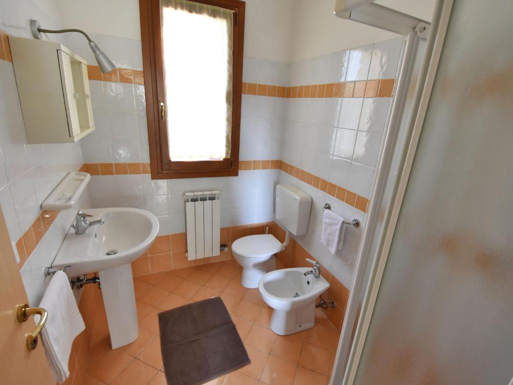 A bathroom at Apartment Solmare-7 by Interhome