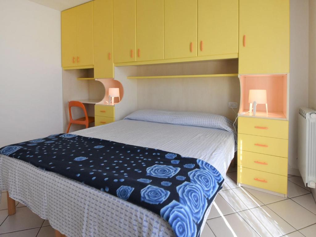 A bed or beds in a room at Apartment Solmare-7 by Interhome