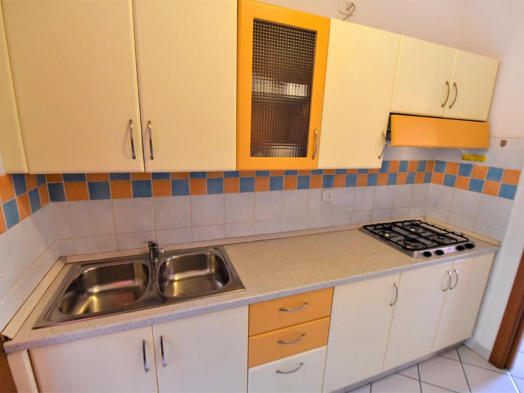 Kuchyň nebo kuchyňský kout v ubytování Apartment Solmare-14 by Interhome