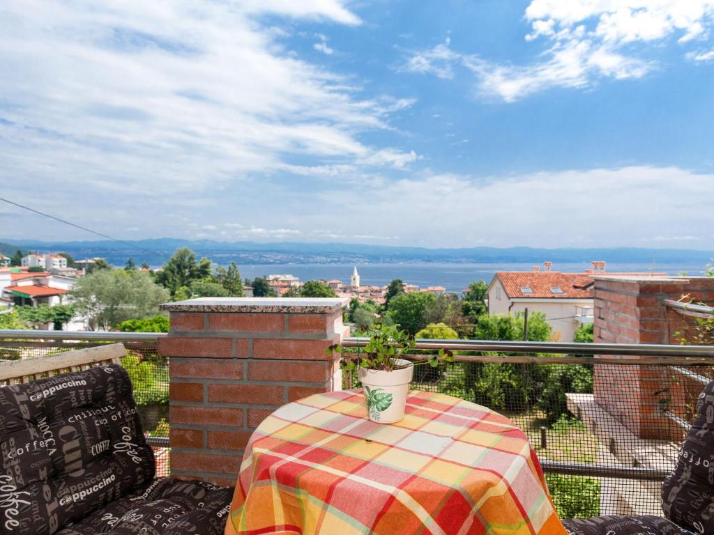 - une table sur un balcon avec vue sur la ville dans l'établissement Apartment Teodora - LOV100 by Interhome, à Lovran