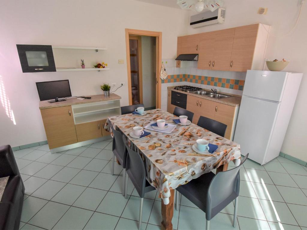 Kuchyň nebo kuchyňský kout v ubytování Apartment Solmare-6 by Interhome