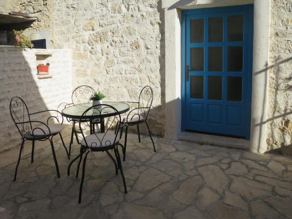 Patio alebo iná vonkajšia časť ubytovania Holiday Home Gojko by Interhome