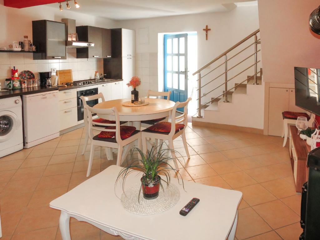Kuchyňa alebo kuchynka v ubytovaní Holiday Home Gojko by Interhome