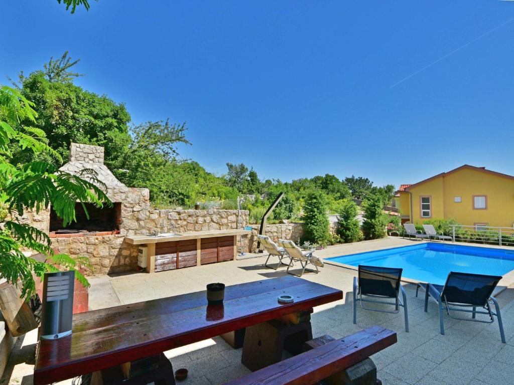 Bazén v ubytovaní Apartment Sani-4 by Interhome alebo v jeho blízkosti