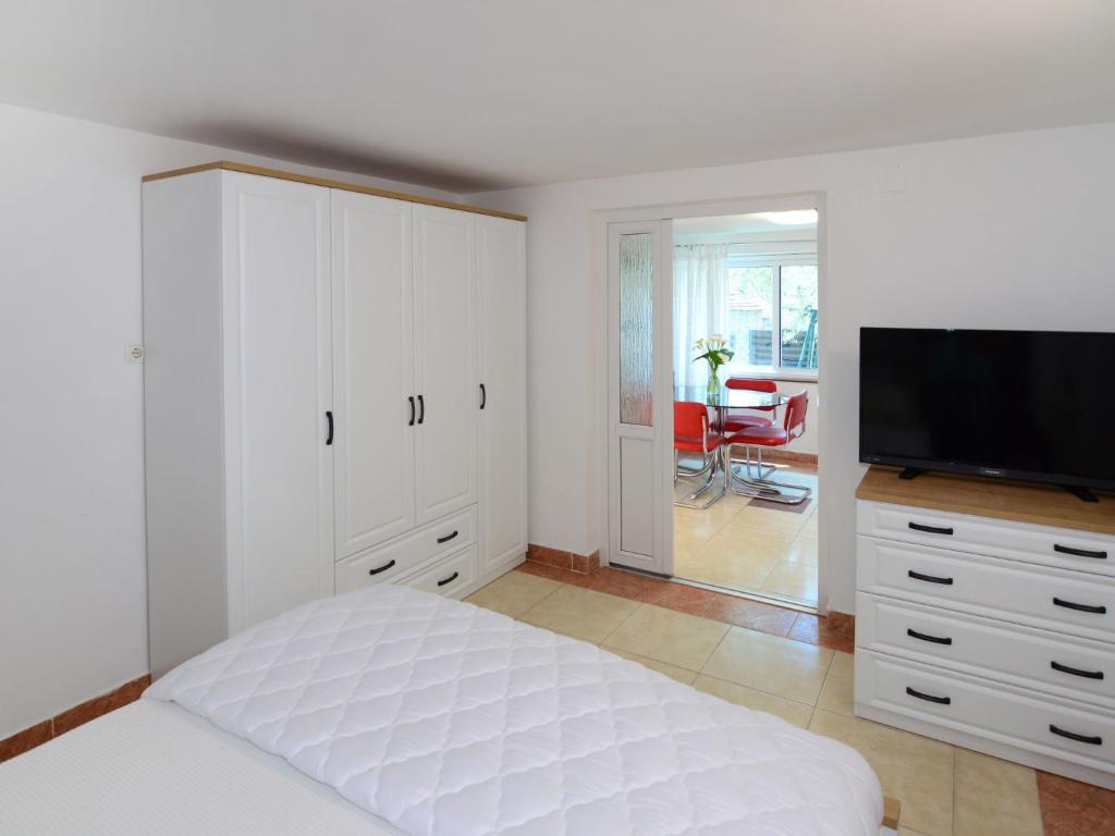 Televízia a/alebo spoločenská miestnosť v ubytovaní Holiday Home Markic by Interhome