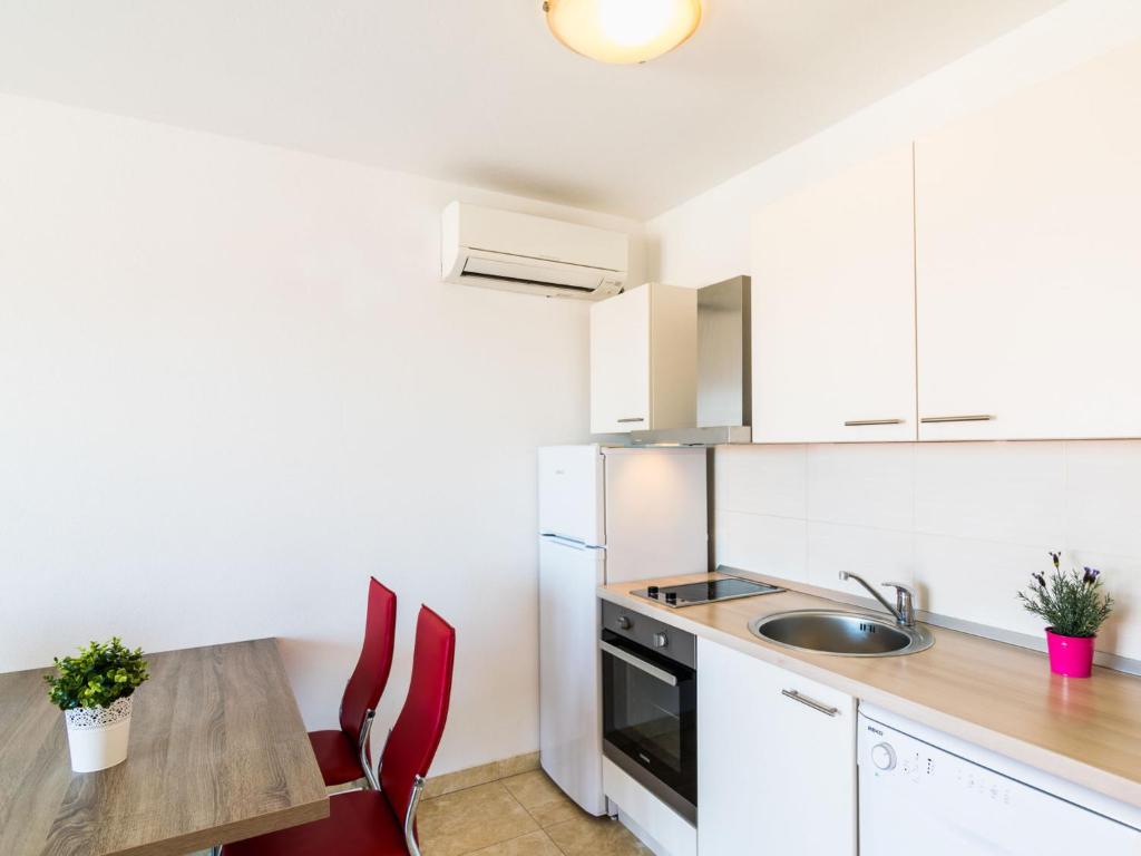 Kuchyň nebo kuchyňský kout v ubytování Apartment Villa 2 Pools-3 by Interhome