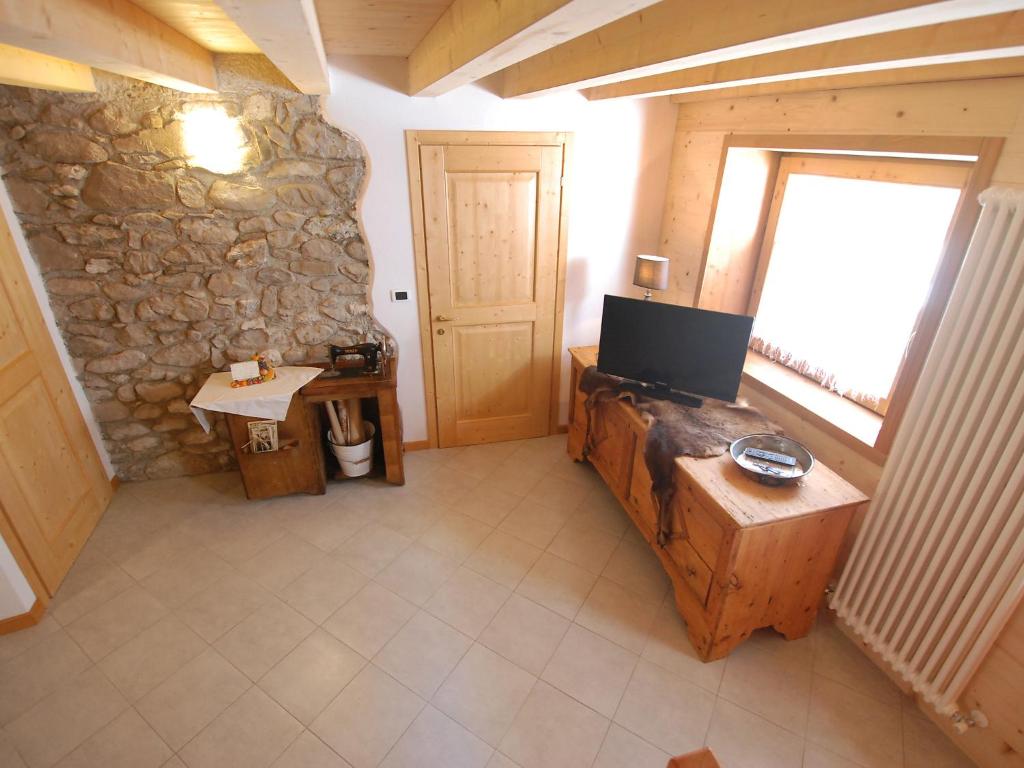 TV a/nebo společenská místnost v ubytování Apartment Albergo Diffuso - Cjasa Ustin-2 by Interhome