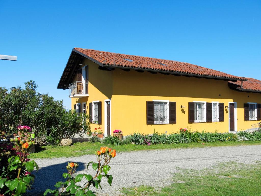 ein gelbes Haus am Straßenrand in der Unterkunft Apartment San Michele-1 by Interhome in Vinchio