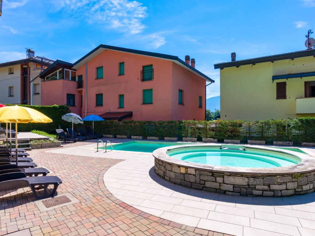 Bazén v ubytování Holiday Home Elisa by Interhome nebo v jeho okolí