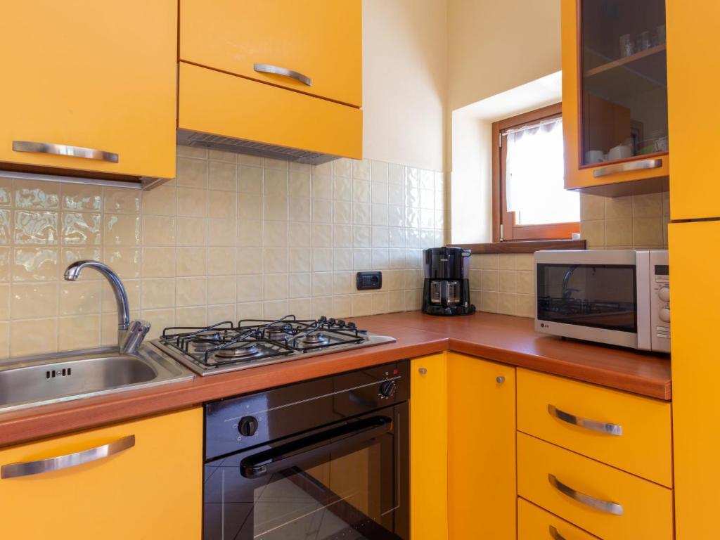 Kuchyň nebo kuchyňský kout v ubytování Holiday Home Elisa by Interhome