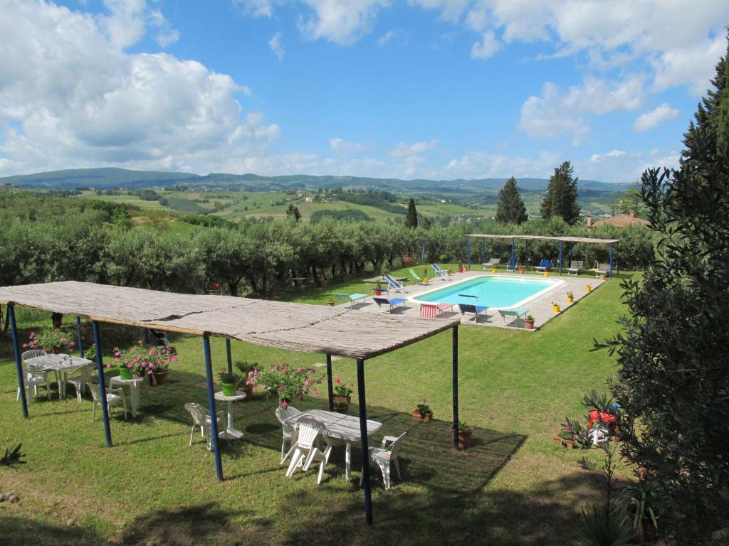 - Vistas al exterior de una villa con piscina en Apartment Conte Francesco I-2 by Interhome, en Certaldo