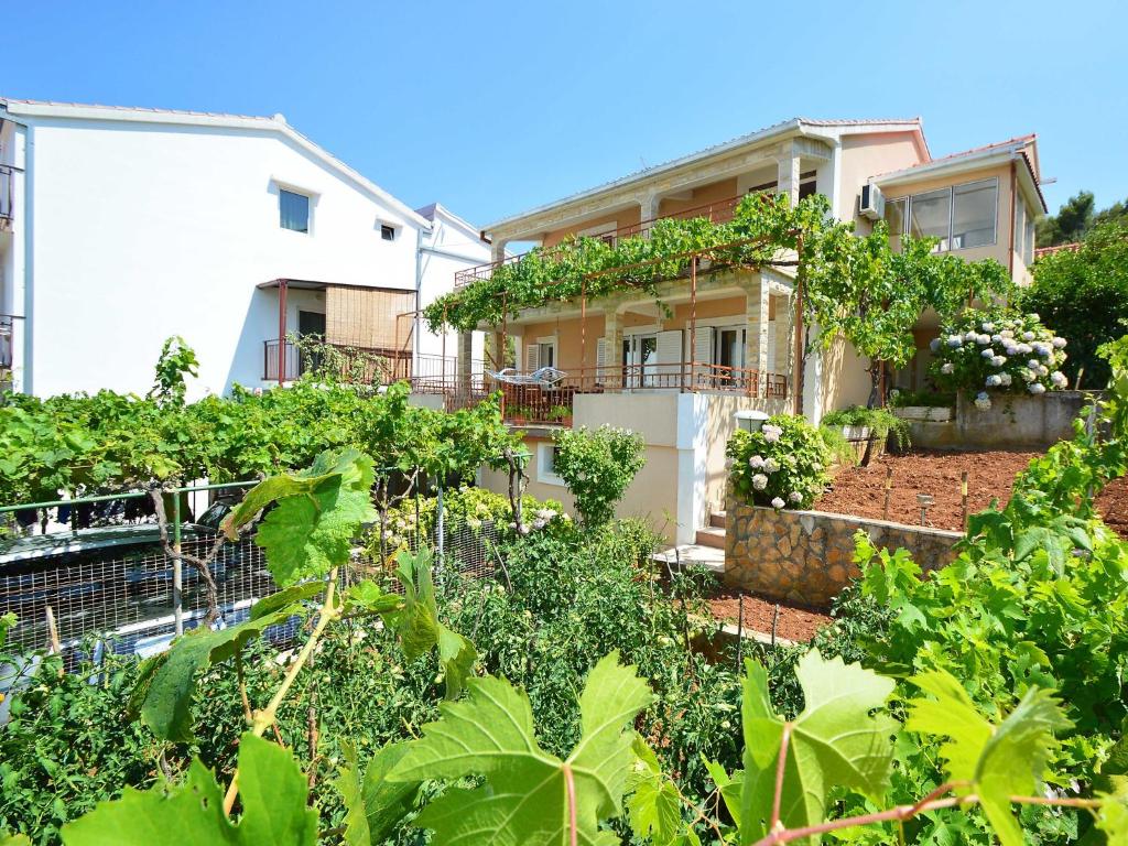 Vonkajšia záhrada v ubytovaní Apartment Snježana by Interhome