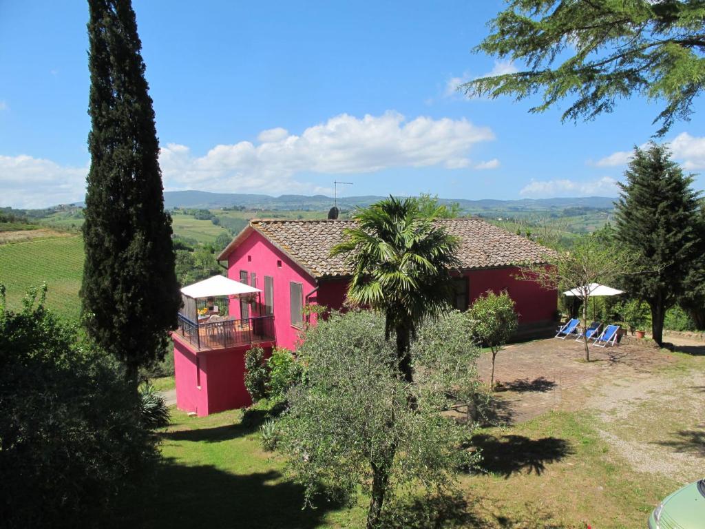 チェルタルドにあるHoliday Home Podere Conte Francesco-Alvino by Interhomeのピンクの家