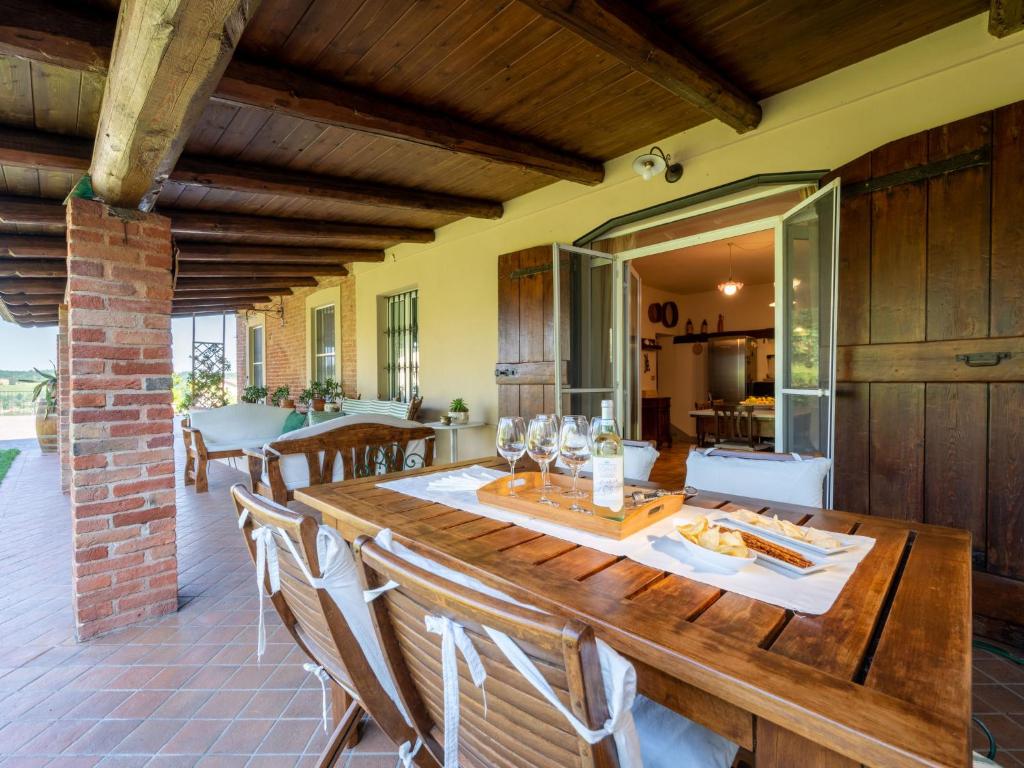 A restaurant or other place to eat at Holiday Home Marmorito by Interhome
