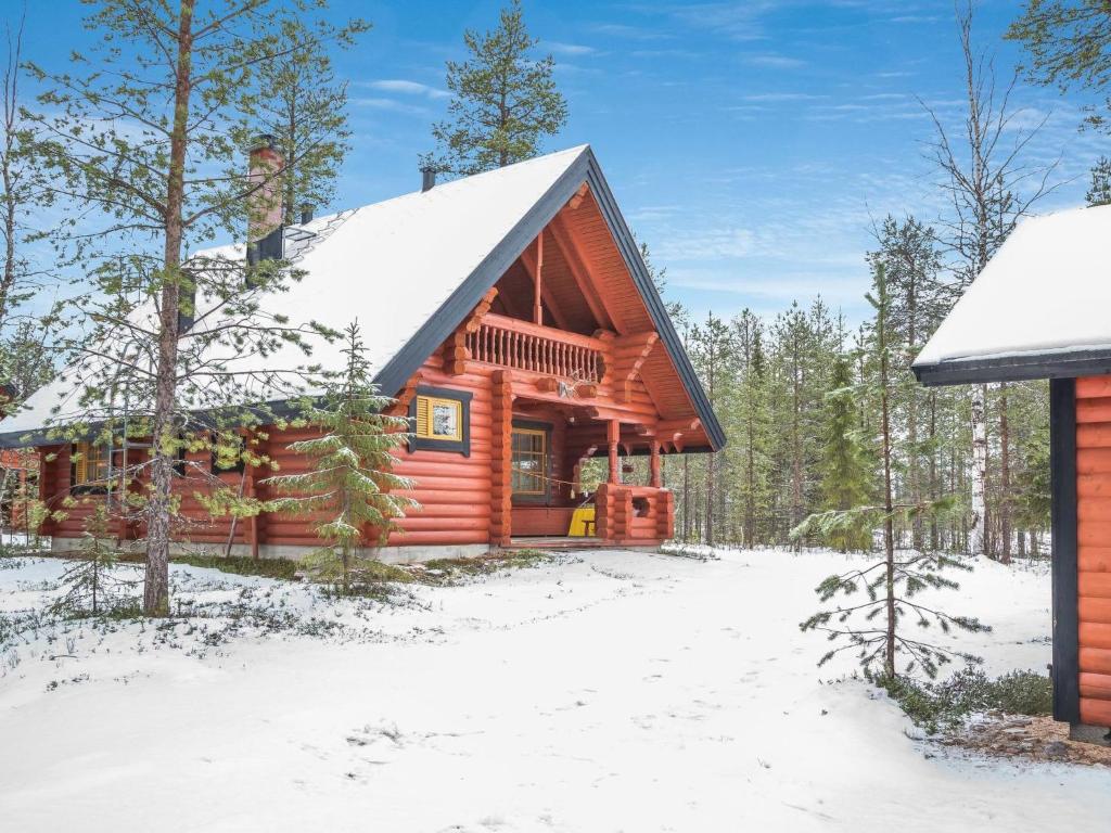 ユッラスヤルヴィにあるHoliday Home Kajuutta by Interhomeの雪の森の丸太小屋