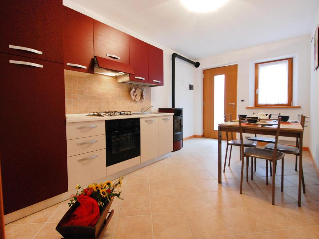 une cuisine avec une table et une salle à manger dans l'établissement Holiday Home Albergo Diffuso - Cjasa Marisa by Interhome, à Barcis