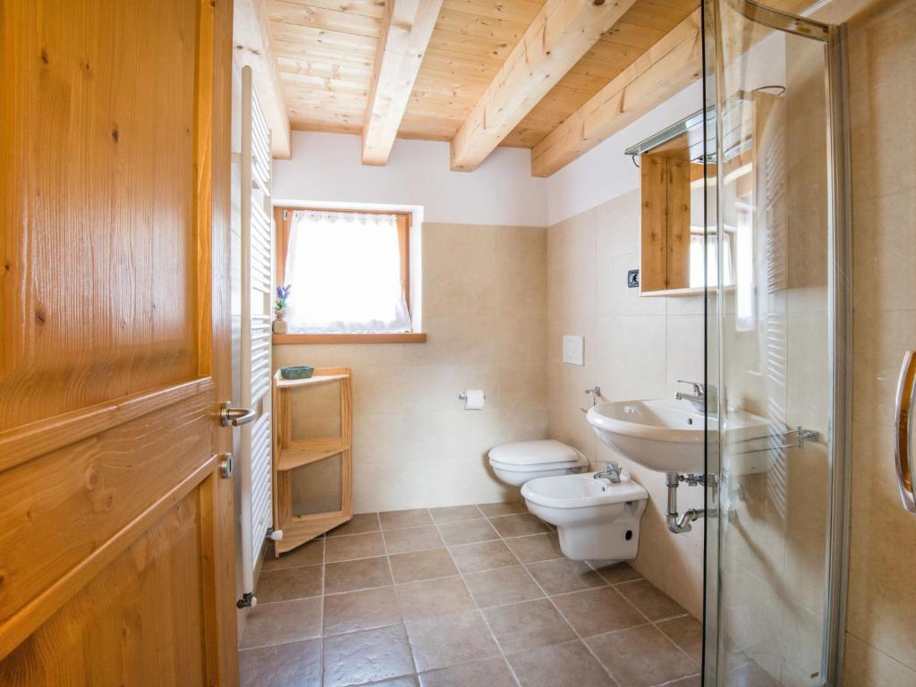 Kúpeľňa v ubytovaní Apartment Albergo Diffuso - Cjasa de Barce-2 by Interhome