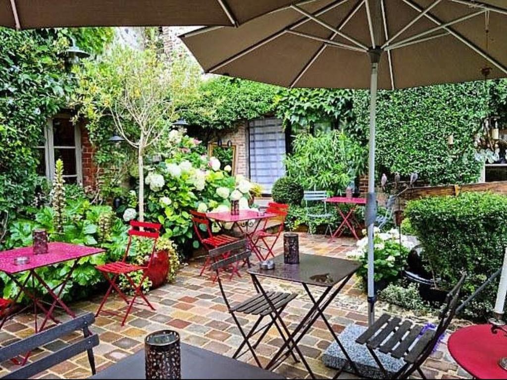 La Cour Sainte Catherine demeure de charmeにある庭