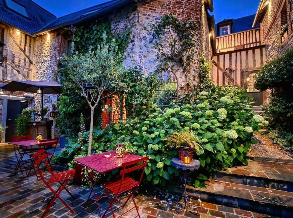 La Cour Sainte Catherine demeure de charmeにある庭