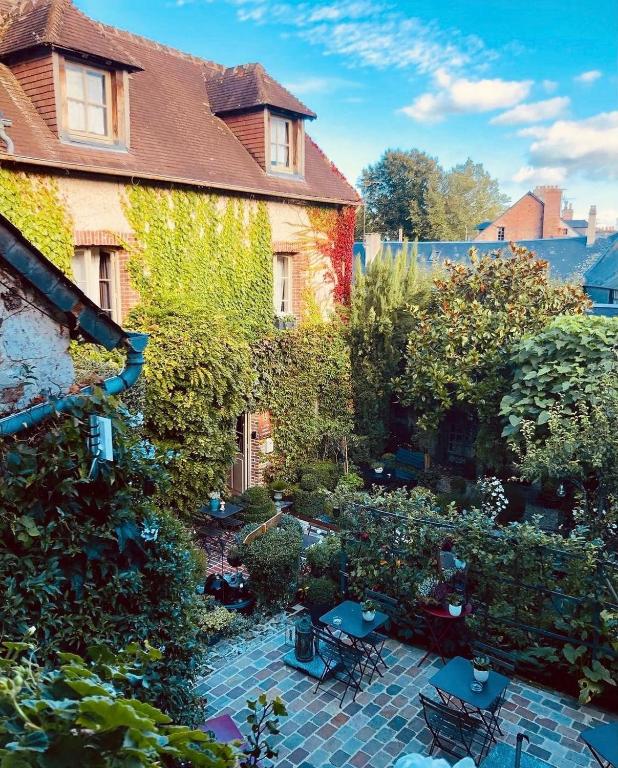 La Cour Sainte Catherine demeure de charmeにある庭
