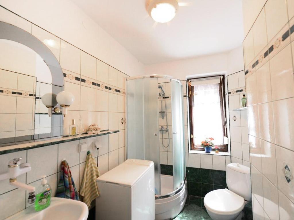 Koupelna v ubytování Holiday Home Dom pod Sosnami by Interhome