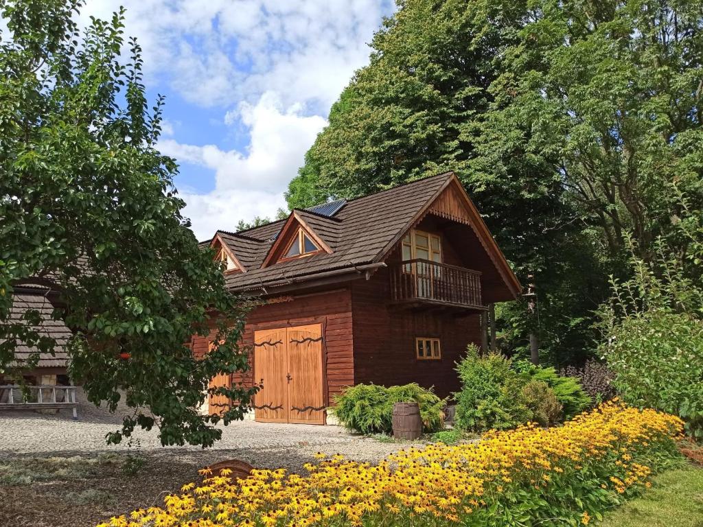 Lipnica GórnaにあるHoliday Home Borówna by Interhomeの小さな木造の家(ポーチ、バルコニー付)