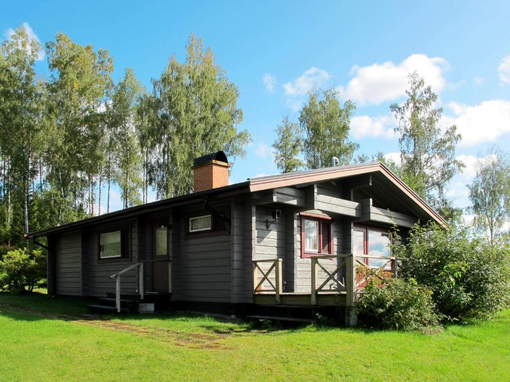 una pequeña casa en un campo de hierba en Holiday Home Borrsjön - VMD028 by Interhome, en Gräsmark